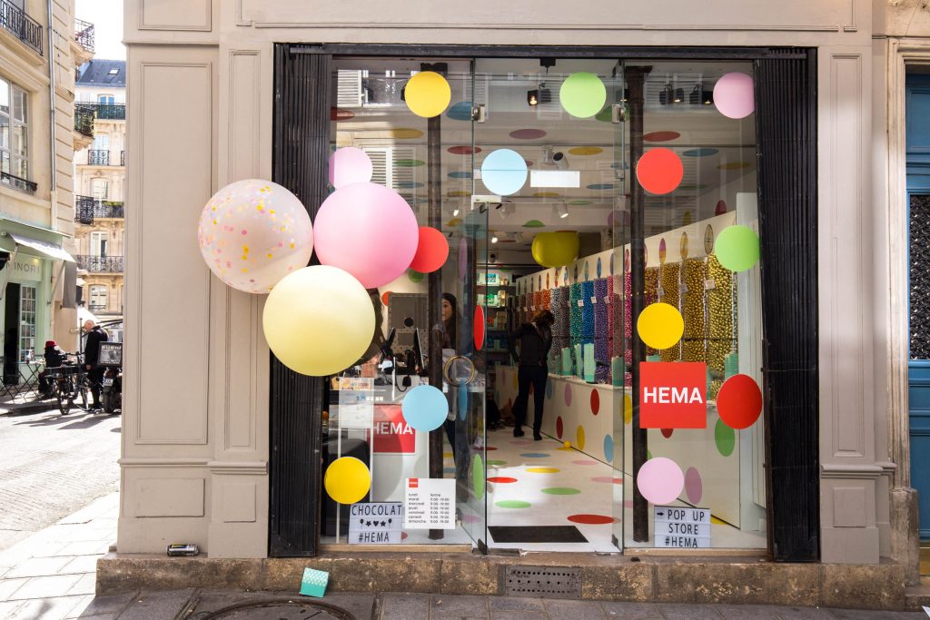 Aannemer Adverteerder Compliment HEMA : 2 Pop-Up Stores launched simultaneously for a global communication!